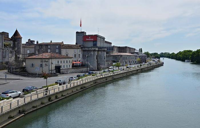 Cognac - Immobilier - CENTURY 21 XSO Immobilier - Quai_M.-Hennessy_depuis_Pont-Neuf