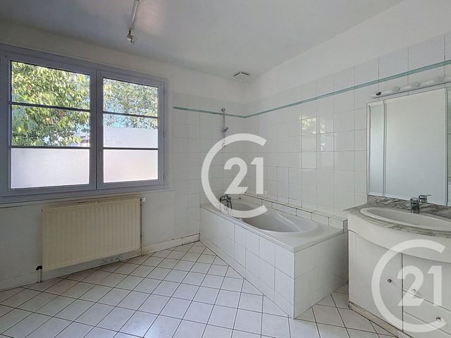 maison à louer - 6 pièces - 154.0 m2 - LOUZAC ST ANDRE - 16 - POITOU-CHARENTES - Century 21 Xso Immobilier