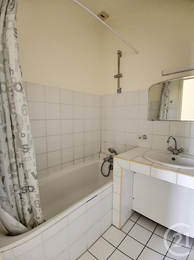 Appartement T3 à louer - 2 pièces - 61.4 m2 - COGNAC - 16 - POITOU-CHARENTES - Century 21 Xso Immobilier Appartement T3 à louer - 2 pièces - 61.4 m2 - COGNAC - 16 - POITOU-CHARENTES - Century 21 Xso Immobilier