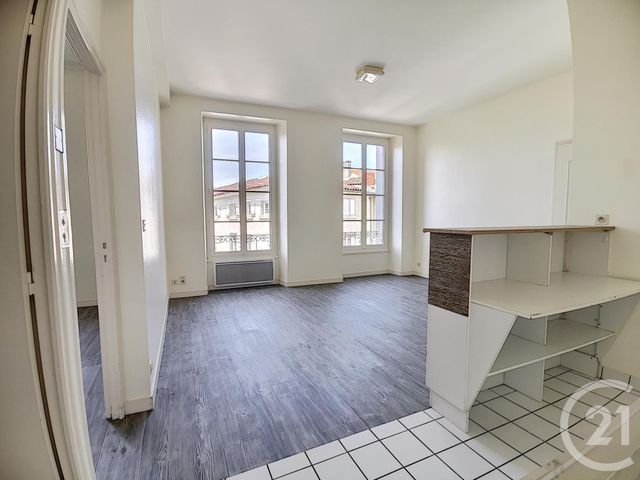 Appartement T3 à louer - 2 pièces - 61.4 m2 - COGNAC - 16 - POITOU-CHARENTES - Century 21 Xso Immobilier Appartement T3 à louer - 2 pièces - 61.4 m2 - COGNAC - 16 - POITOU-CHARENTES - Century 21 Xso Immobilier